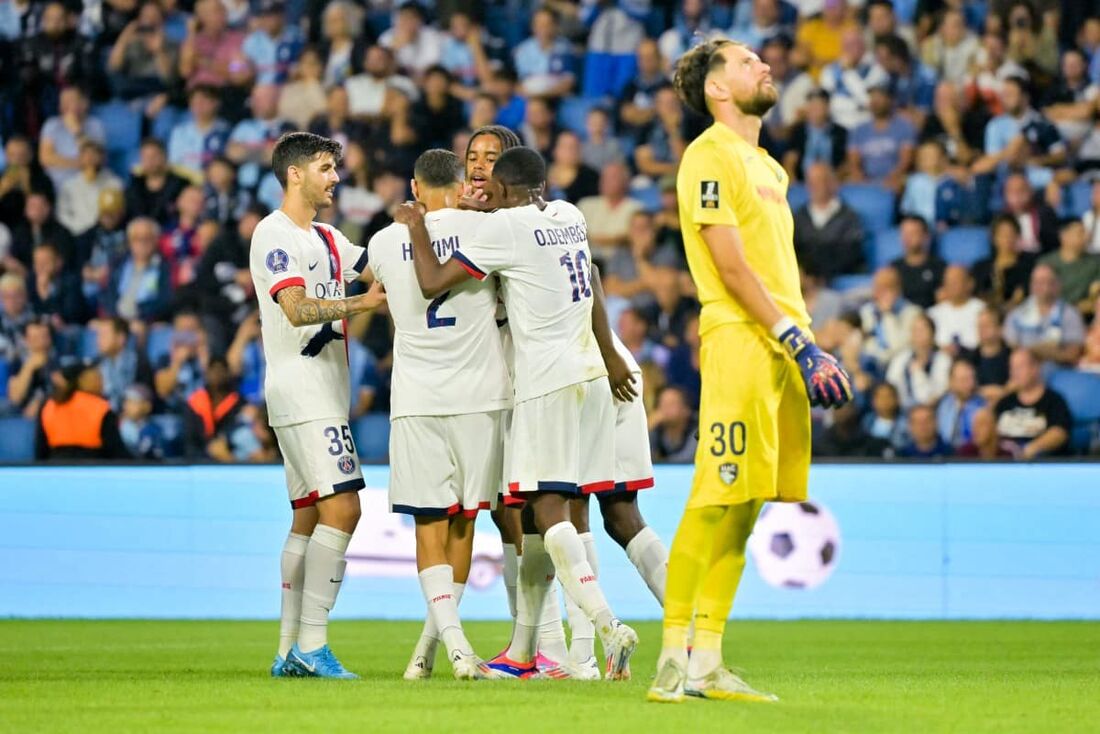 Jogadores do PSG celebram gol sobre o Le Havre