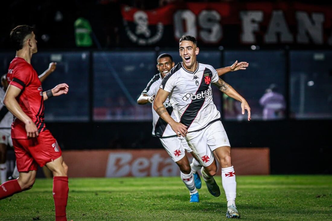 Puma Rodríguez celebra o primeiro gol do Vasco sobre o Athletico-PR