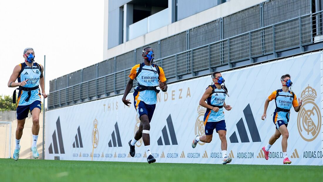 Jogadores do Real Madrid usam máscara durante treino