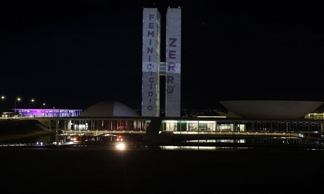 Congresso se ilumina com mensagem sobre Agosto Lilás