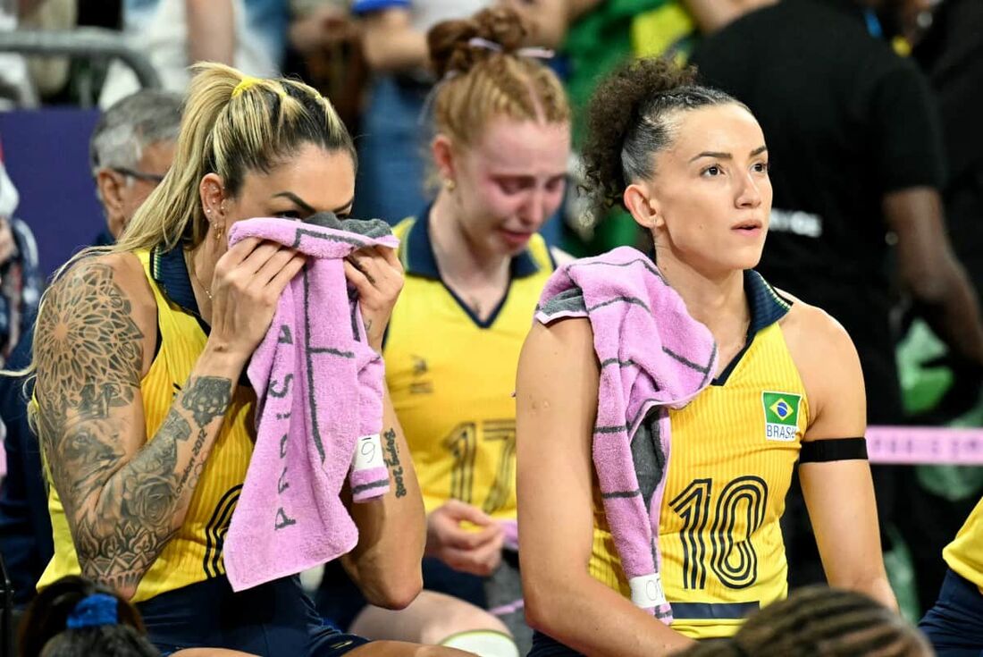 Thaísa (esq) fez sua despedida da seleção feminina de vôlei