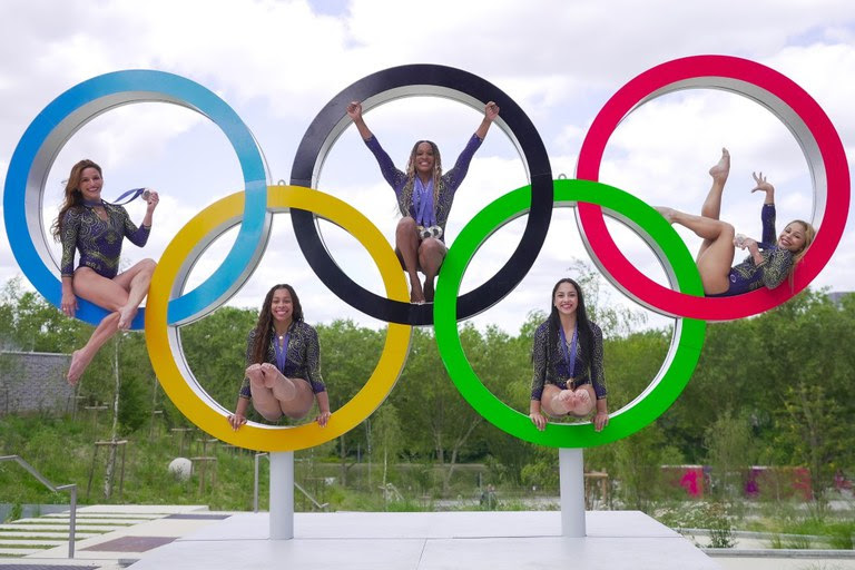 As ginastas brasileiras medalhistas de bronze por equipes