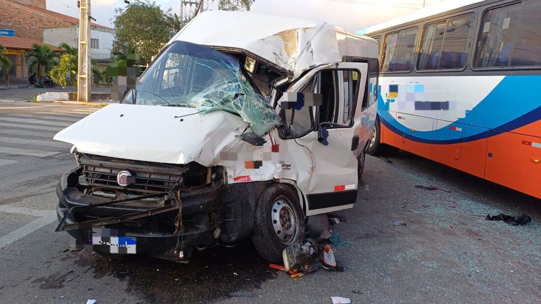 Colisão entre van e ônibus deixa feridos na BR-104, em Caruaru