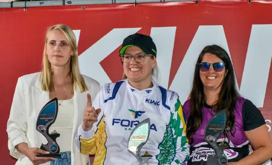 Juliana Petruschky, no meio, venceu campeonato mundial de Kart