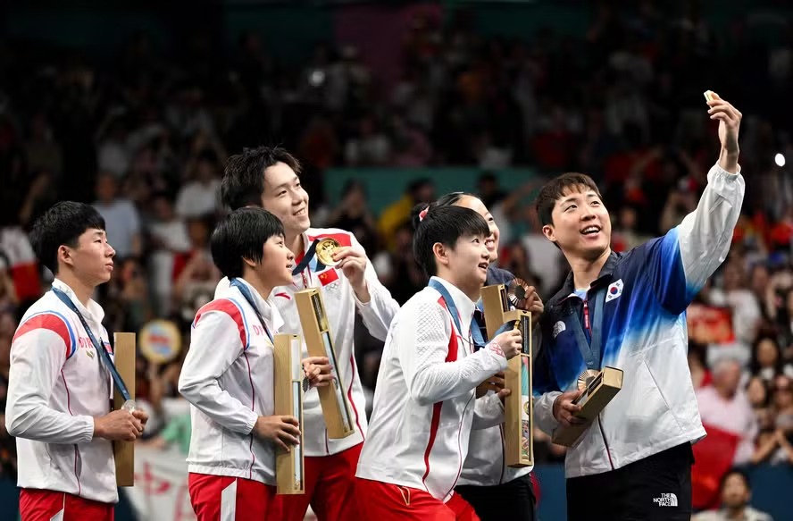 Atletas das Coreias e da China posam para selfie em pódio de Paris-2024 