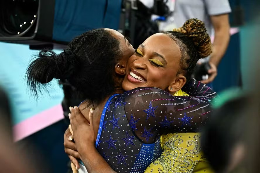 Simone Biles e Rebeca Andrade se abraçam em Paris-2024 