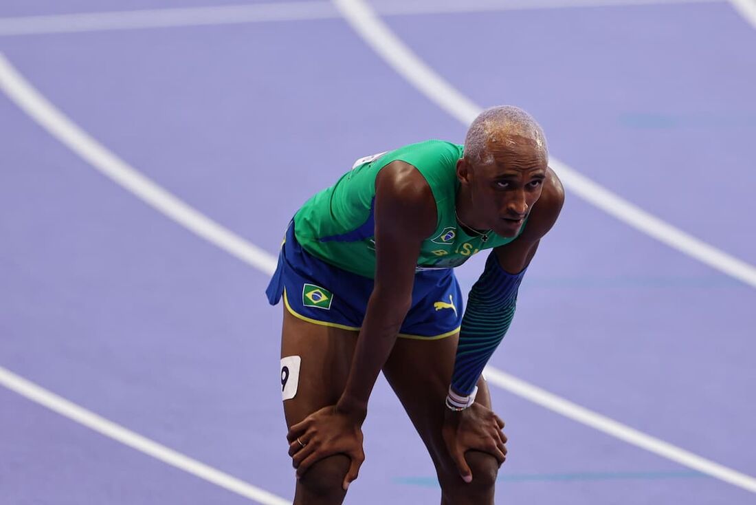 Alison dos Santos precisa melhorar seu desempenho para garantir uma medalha nos 400m com barreiras 