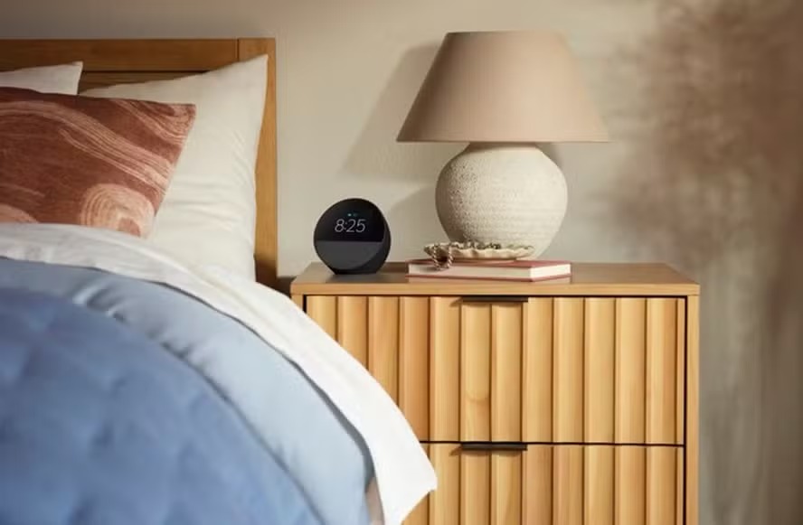 Amazon lança no Brasil o Echo Spot, com Alexa e visual inspirado em antigos relógios de mesa de cabeceira 