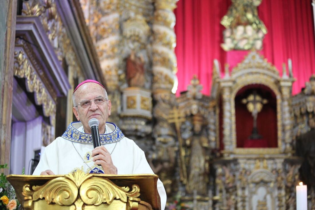 Dom Fernando Saburido completa 25 anos de ordenação episcopal com missa neste domingo (17)