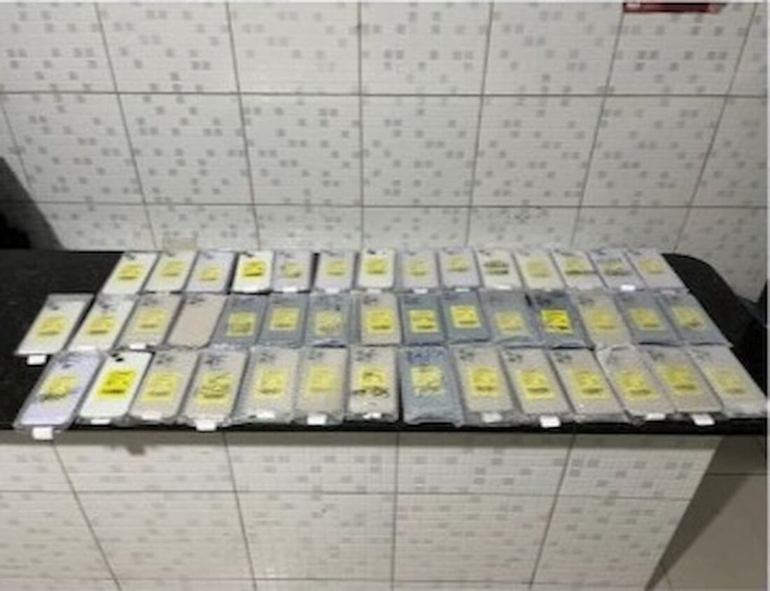 Homem é detido com 43 iPhones sem documentação em Caruaru, no Agreste do Estado