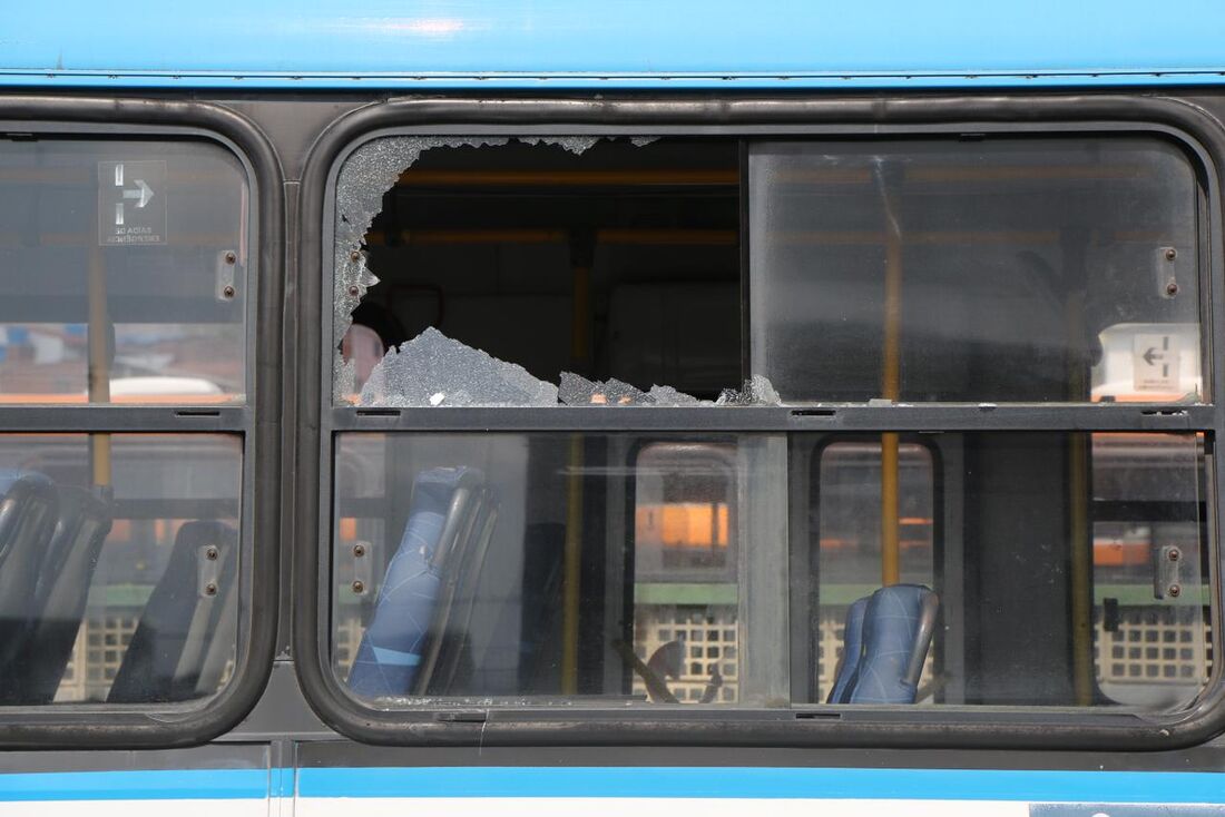 Passageiros sofrem para conseguir transporte no Terminal Integrado da PE-15, em Olinda