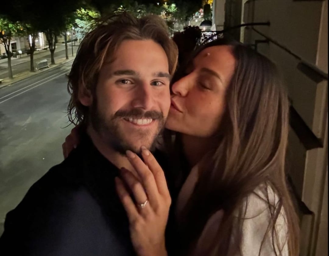 Vem casamento aí? O ator Nicolas Prattes publicou uma série de fotos com a namorada, Sabrina Sato, em Paris, no último domingo, 11