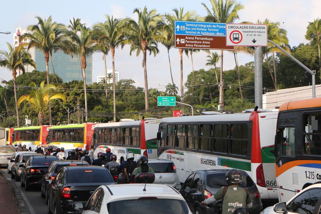 Ônibus estacionados na av. Agamenon Magalhães