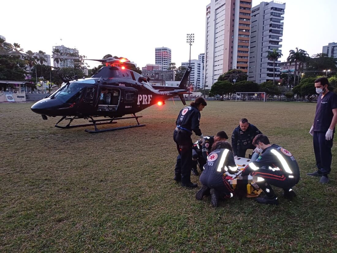 Menina foi ferida após ser "esmagada por uma coluna", informou a PRF