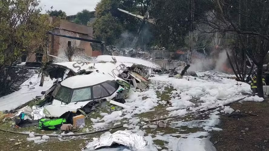 Destroços da aeronave ART 72-500 da Voepass, que caiu em Vinhedo (SP)