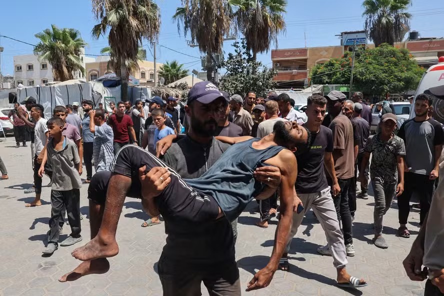 Palestino ferido é carregado na entrada de hospital