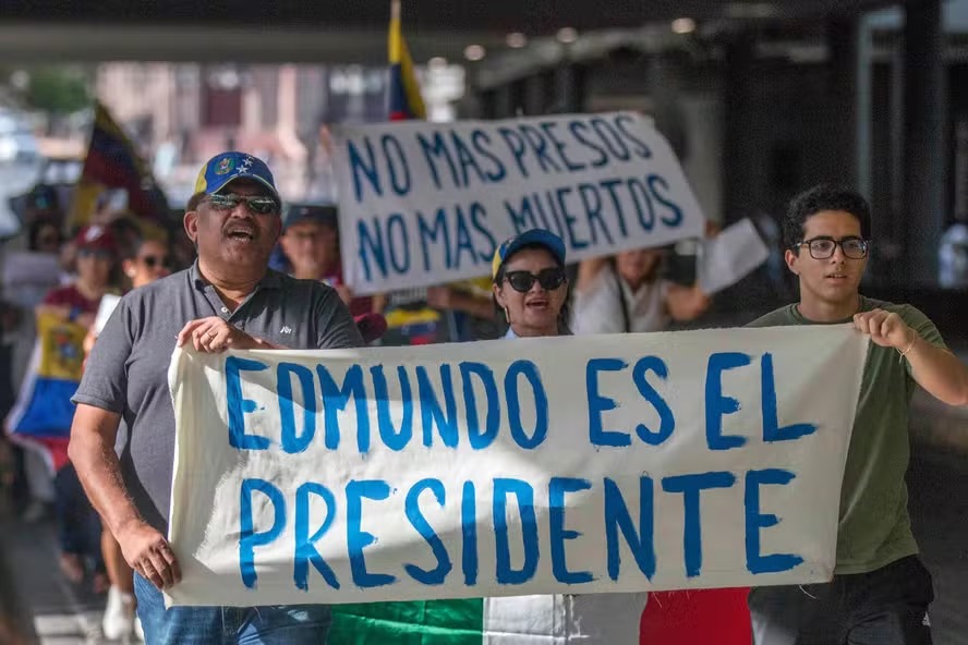 Comunidade venezuelana em Monterrey, México, carregam faixa com dizer: 'Edmundo é o presidente' 