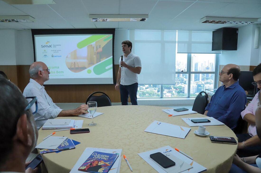 Secretário de Turismo e Lazer, Antônio Coelho, durante evento de lançamento do programa "Receba bem" 