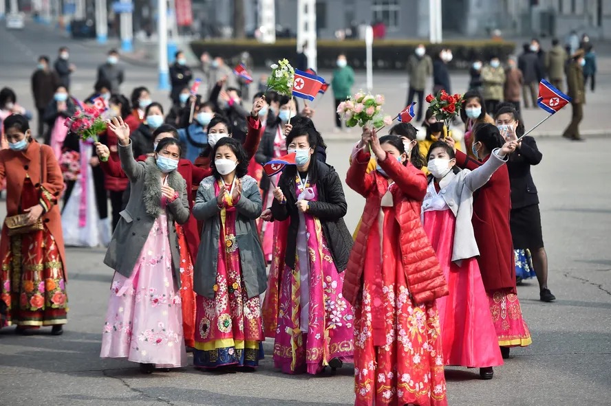 Evento pelo Dia Internacional da Mulher, em 2023, na praça do Grande Teatro de Pyongyang, na Coreia do Norte 