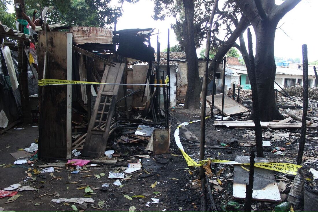 Incêndio em comunidade na rua Constança, em Campina do Barreto