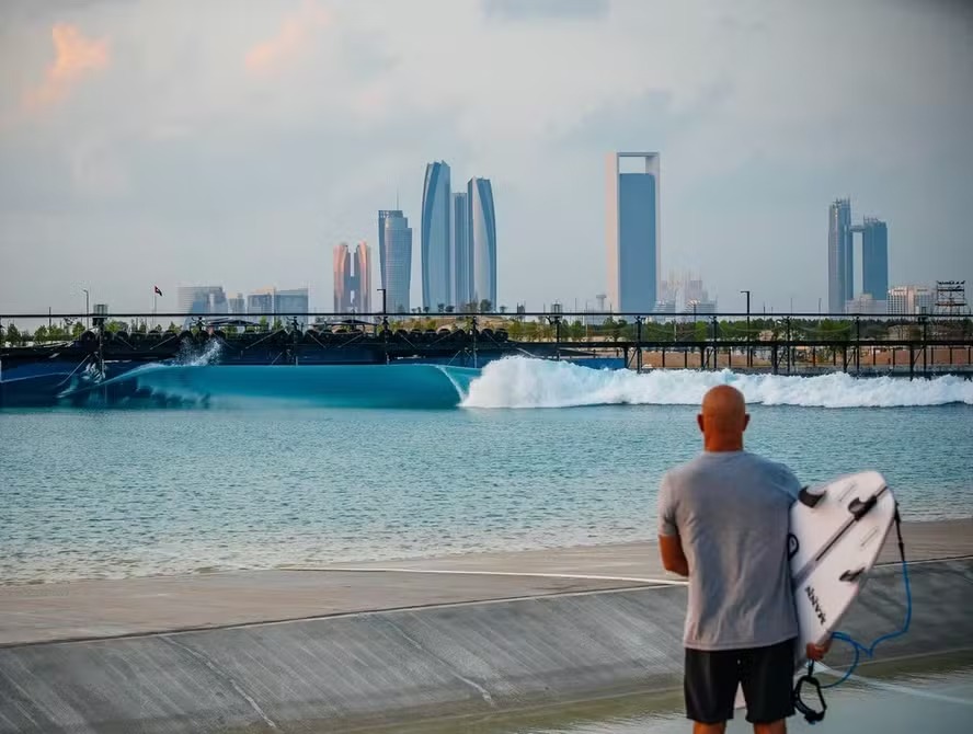 Nova piscina de ondas de Kelly Slater, em Abu Dhabi, fará parte do campeonato mundial de surfe 