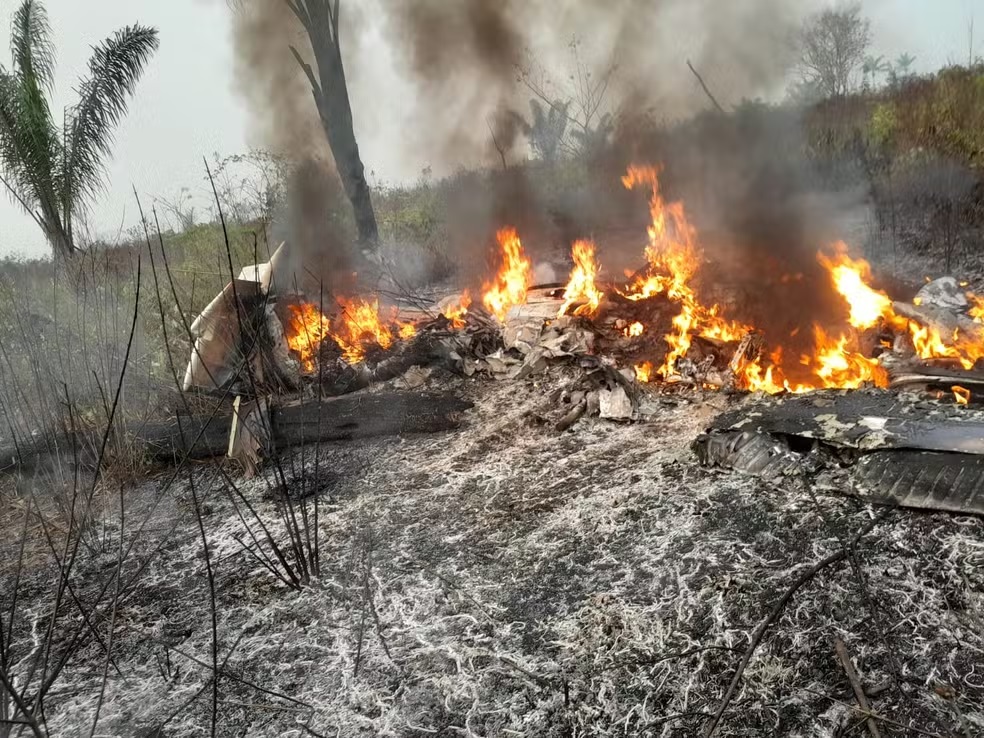 Avião de pequeno porte cai e deixa mortos na zona rural de Mato Grosso