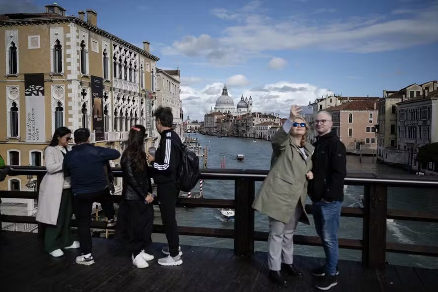 Turistas fazem selfie em canal de Veneza 