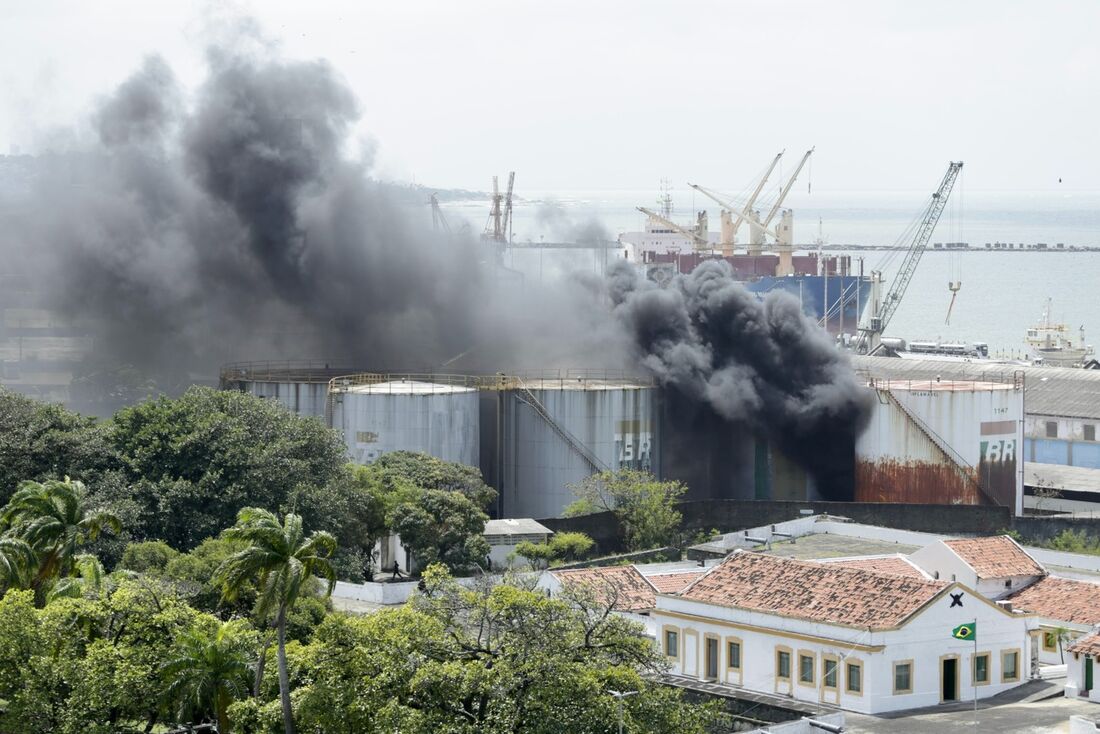 Incêndio atinge equipamentos instalados no Porto do Recife