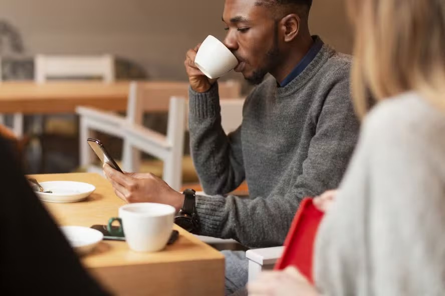 Os pesquisadores acreditam que os poderosos efeitos anti-inflamatórios do café podem neutralizar os danos causados por passar horas sentado todos os dias 