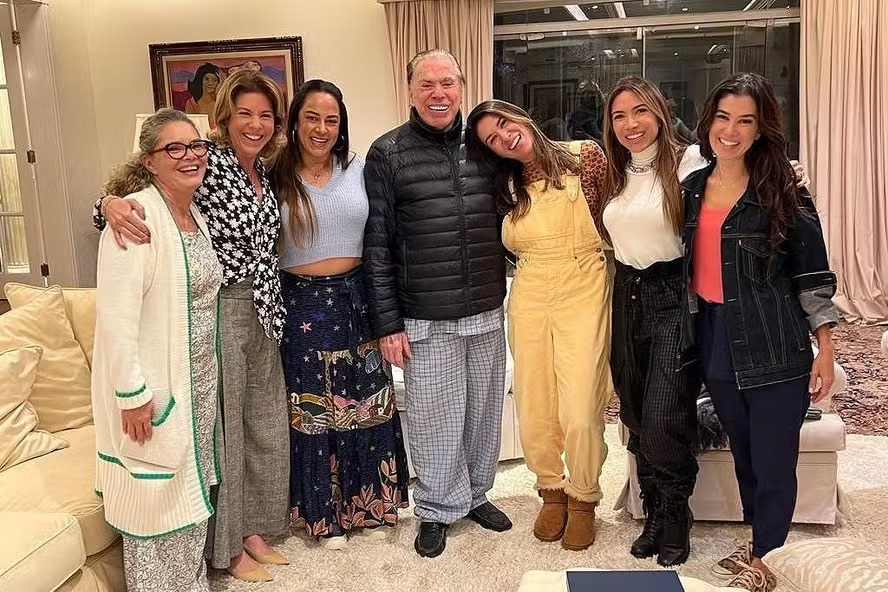 Silvio Santos com as seis filhas: Cintia, Daniela, Silvia, Rebeca, Patricia e Renata 