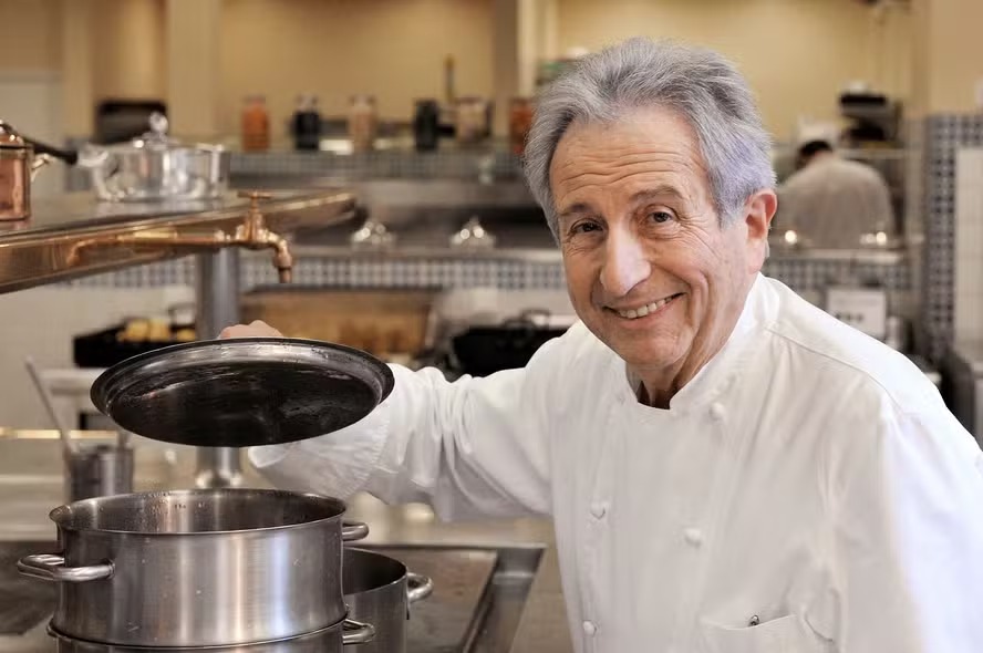 O chefe francês Michel Guerard em seu restaurante, 'Les prés d'Eugénie', em 2008 