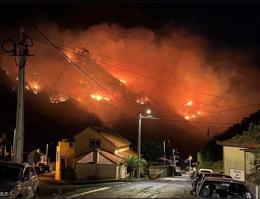 Fogo avançou por regiões íngremes e de difícil acesso, estimuladas pelo vento e calor 