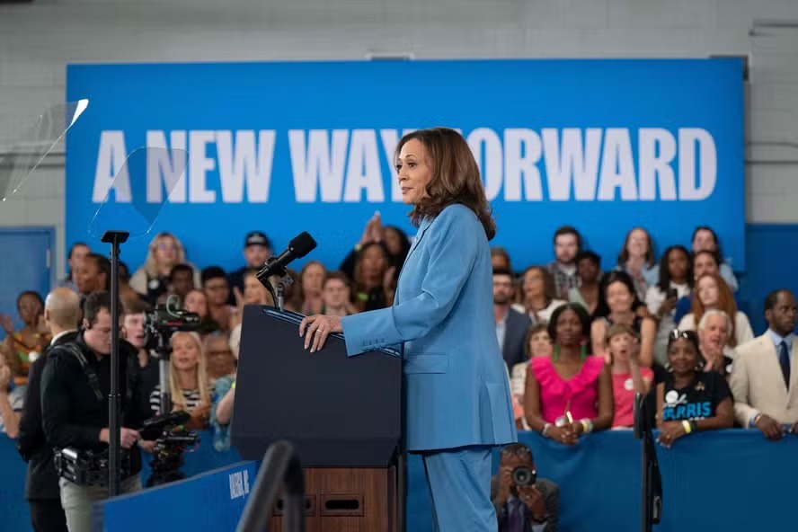 Vice-presidente e candidata democrata à Presidência dos EUA, Kamala Harris, durante discurso na Carolina do Norte 