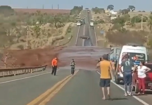 Um rompimento de uma barragem de um condomínio em Mato Grosso do Sul interditou o km 500 da BR-163 na manhã desta terça-feira, 20