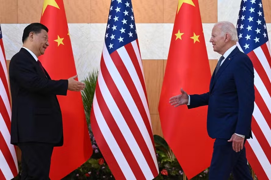 O presidente chinês, Xi Jinping (à esq.), e seu homólogo americano, Joe Biden (à dir.) durante encontro do G20 na Indonésia, em 2022 