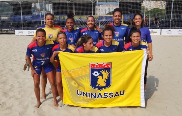 Equipe feminina de beach soccer da Uninassau Recife