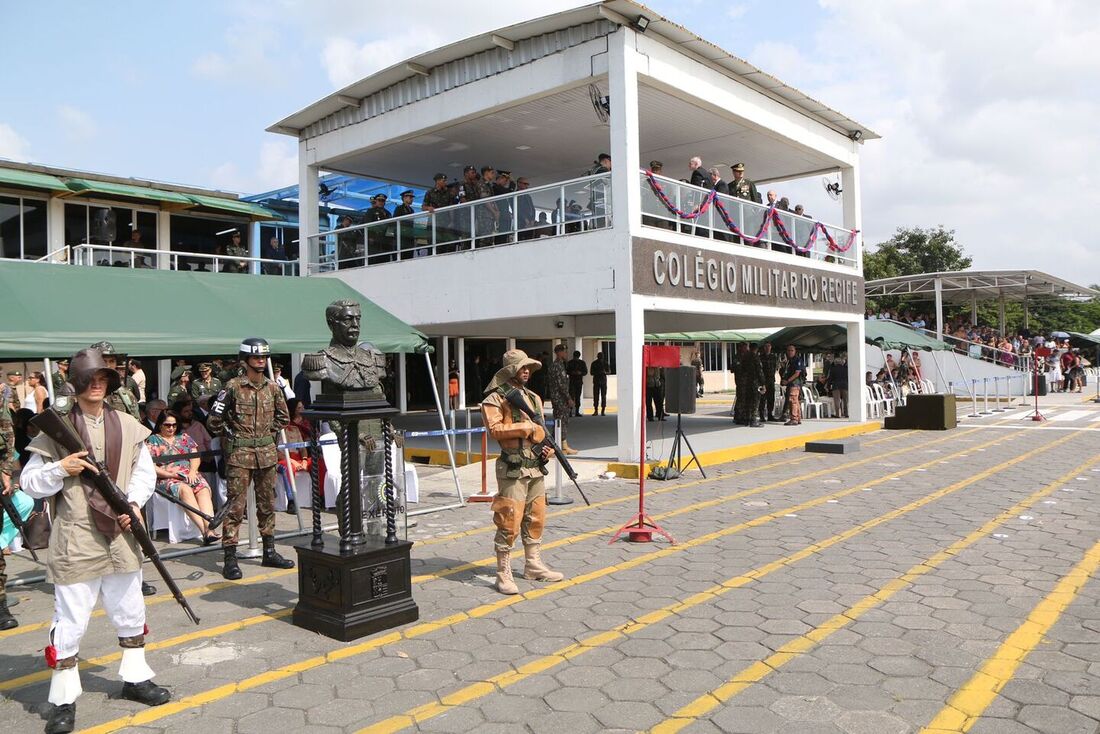 Solenidade em comemoração ao Dia do Soldado no Colégio Militar do Recife