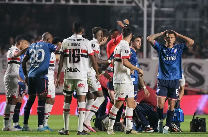 Izquierdo, jogador do Nacional, caiu no gramado desacordado 