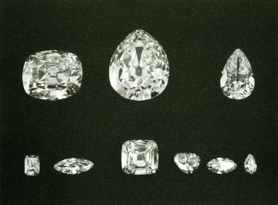 O diamante Cullinan fragmentado; no sentido horário a partir do canto superior esquerdo, as nove maiores pedras obtidas: II, I, III, IX, VII, V, IV, VI, VIII 