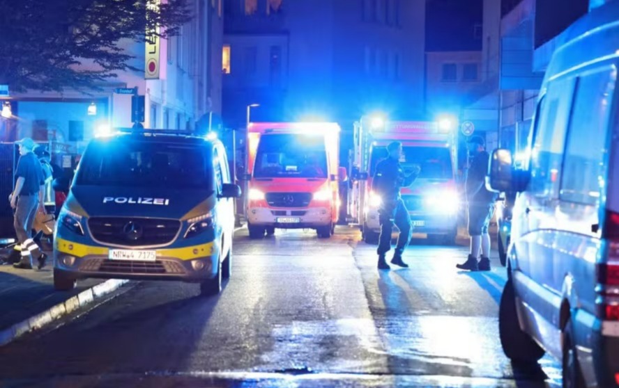 Equipes de emergência estão no local para atender os feridos