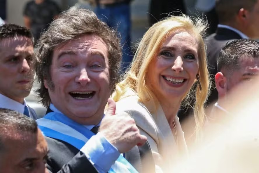 Javier Milei, presidente da Argentina, ao lado da sua irmã, Karina, nova secretária-geral da Presidência 