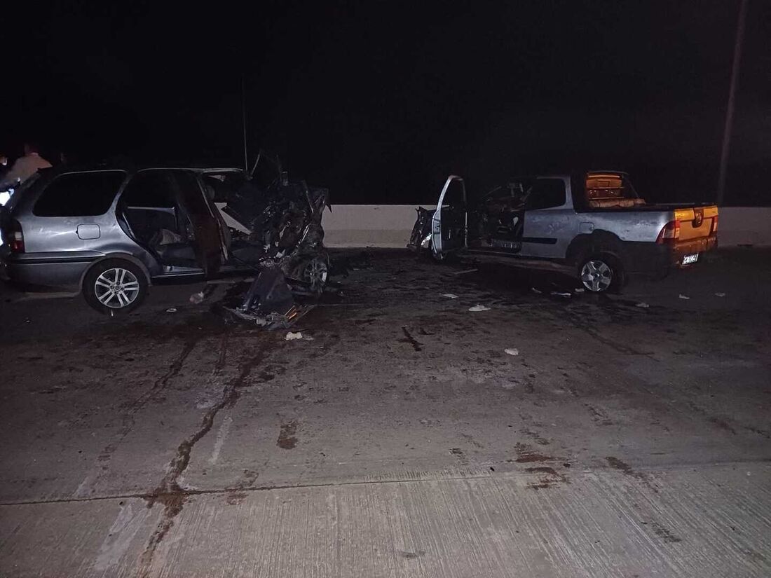 Carros colidiram de frente durante a madrugada