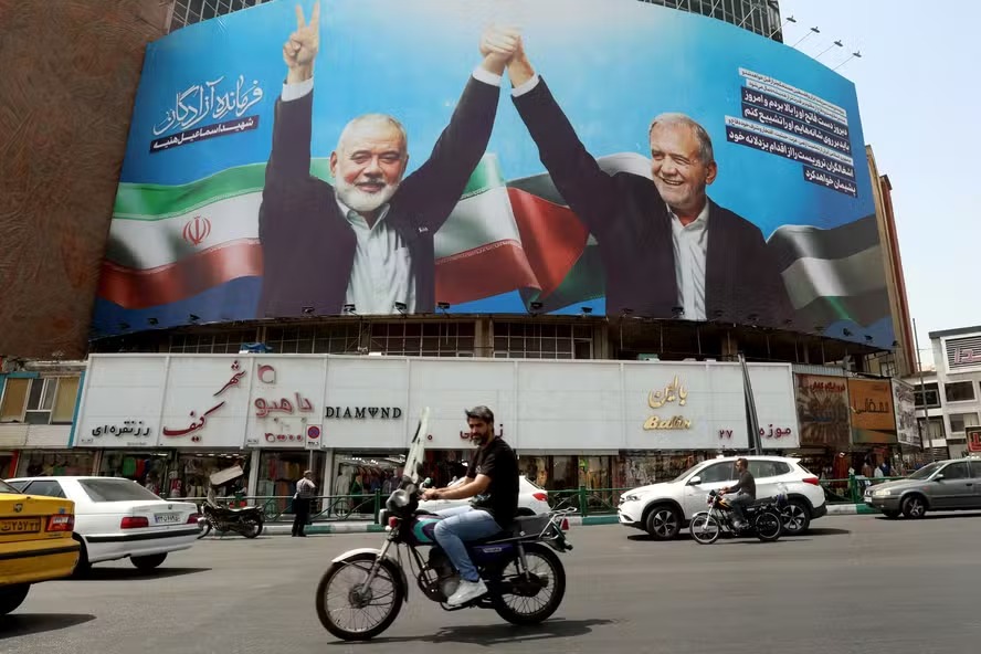 Líder do Hamas morto no Irã, Ismail Haniyeh, aparece ao lado do presidente iraniano, Masoud Pezeshkian, em placa de publicidade em Teerã 