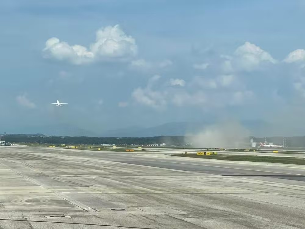 Avião da Latam que ia para Guarulhos, São Paulo, se arrastou por 723 metros na pista, deixando um buraco de até seis centímetros