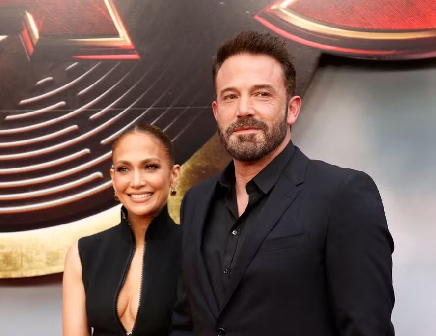 Jennifer Lopez (L) and Ben Affleck 