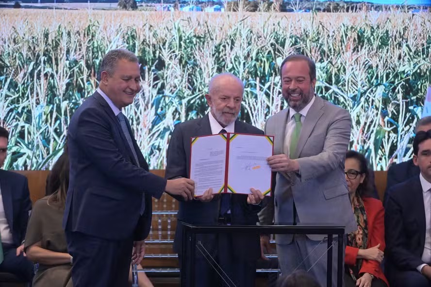 O ministro Rui Costa (Casa Civil), o presidente Lula e o ministro Alexandre Silveira (Minas e Energia) durante evento com anúncios para o setor de gás 