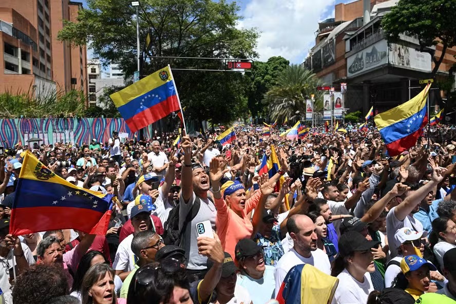 Manifestantes de oposição na Venezuela participam de ato contra os resultados oficiais apresentados pelo Conselho Nacional Eleitoral, em Caracas 