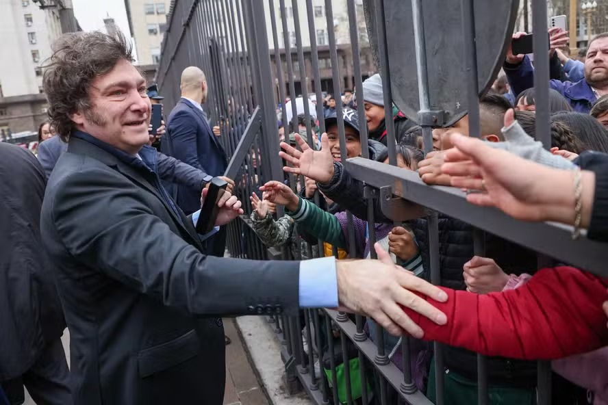 Presidente da Argentina, Javier Milei, fala com alunos de escolas do lado de fora da Casa Rosada, em Buenos Aires 