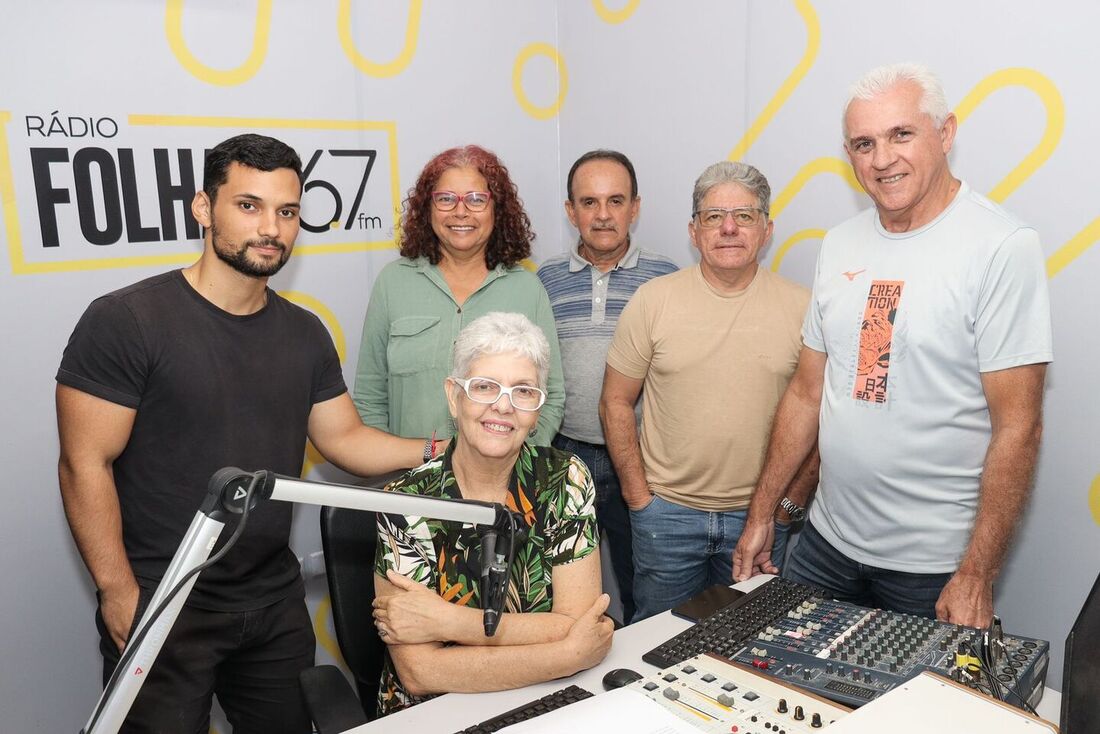 Parte do time da Rádio Folha FM 96,7 no estúdio de gravações ao lado da apresentadora Patrícia Breda