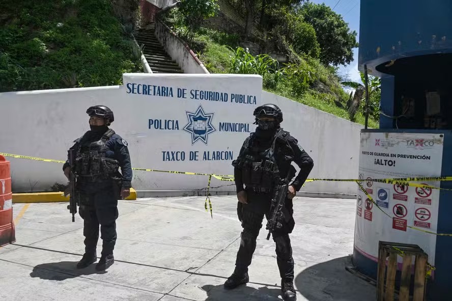 Membros da Polícia Estadual montam guarda na sede da Polícia Municipal, onde agentes foram presos acusados de pertencer a uma gangue de sequestradores em Taxco de Alarcón 